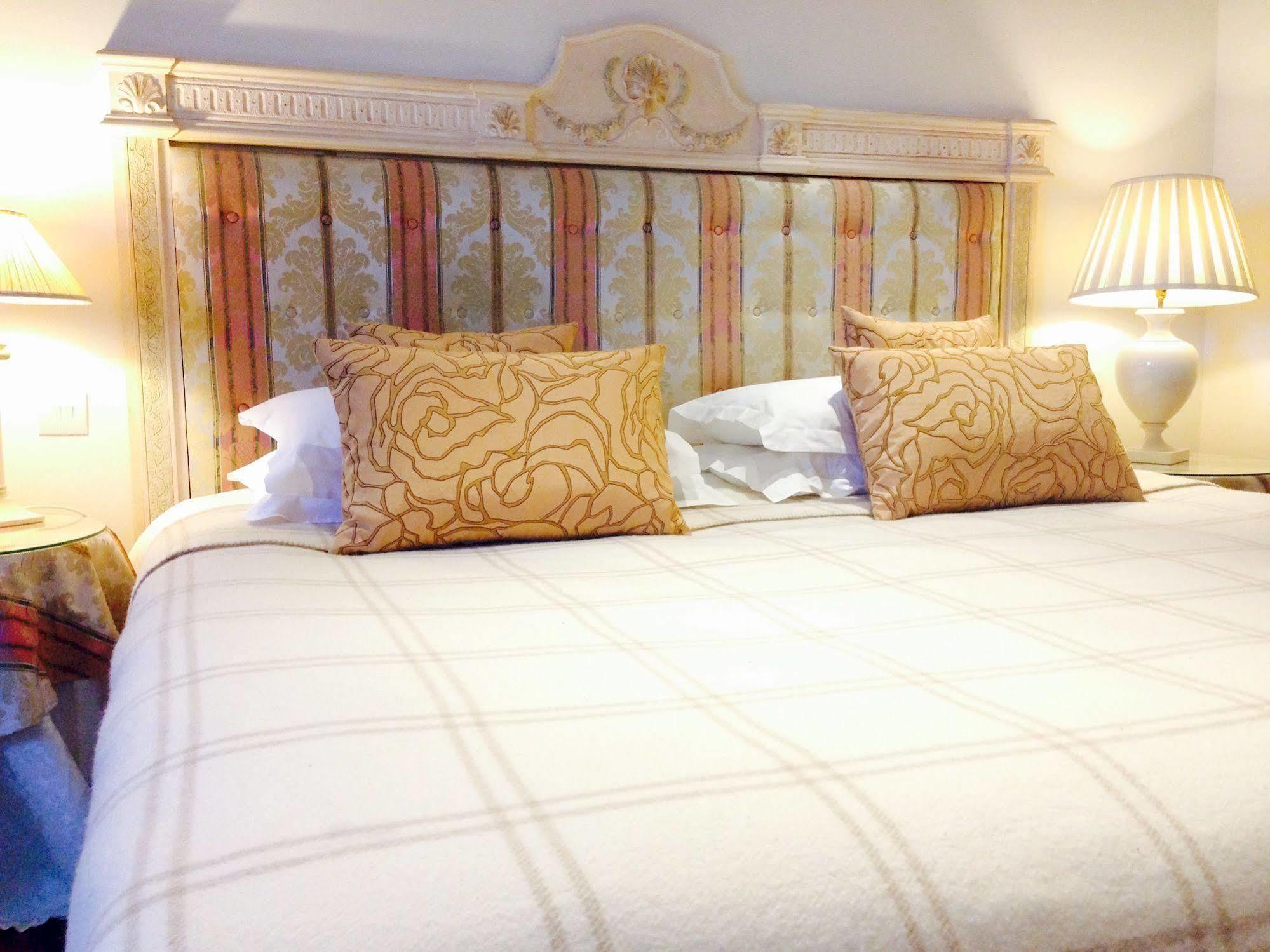 The Bell Inn Hotel Horndon-on-the-Hill Zewnętrze zdjęcie